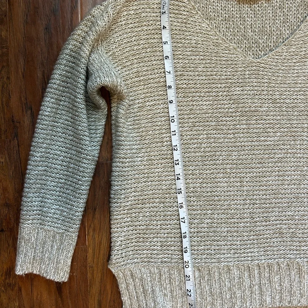 V-Neck Sweater Women’s Size Medium - Picture 5 of 6